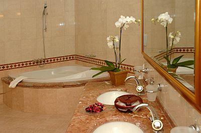 Bathroom in Hotel Polus Palace, Polus Palace Golf Club in God - Hungary - Polus Palace Golf Club - God - Golf Club in God - 5 star hotel - Polus Palace Golf Club Hotel God - Thermal and Wellness Hotel