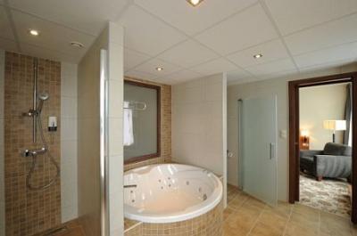 Available hotelroom with jacuzzi in Hotel Forras Szeged for a romantic weekend - Hotel Forras**** Szeged - wellness hotel on the riverside of Tisza in Szeged