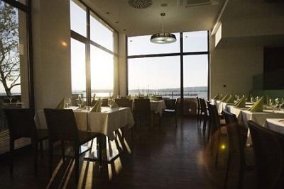 Restaurant with view to Lake Velence in Gardony - Vital Hotel Nautis - ✔️ Vital Hotel Nautis**** Gardony - wellness hotel at Lake Velence, Hungary