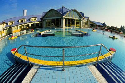 Park Inn Sarvar 4* outdoor swimming pool in the wellness hotel - Park Inn**** Sárvár - discounted all inclusive spa and wellness hotel in Sarvar